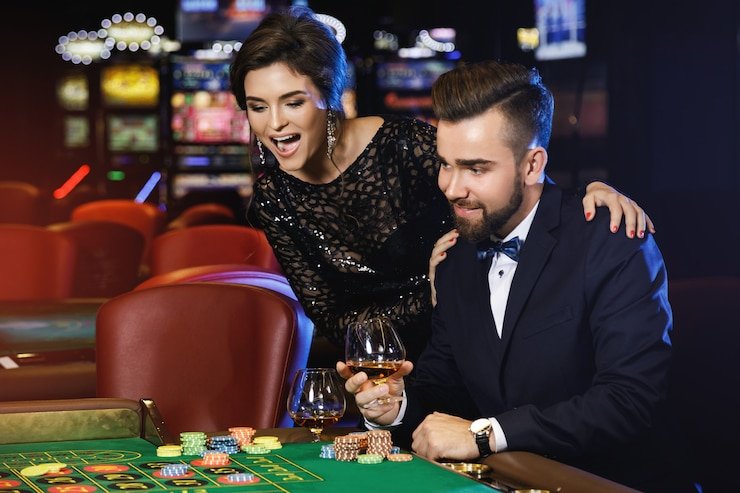 Siluet pengguna petir88 di berbagai kota di Indonesia menikmati streaming sport dan casino dengan ponsel